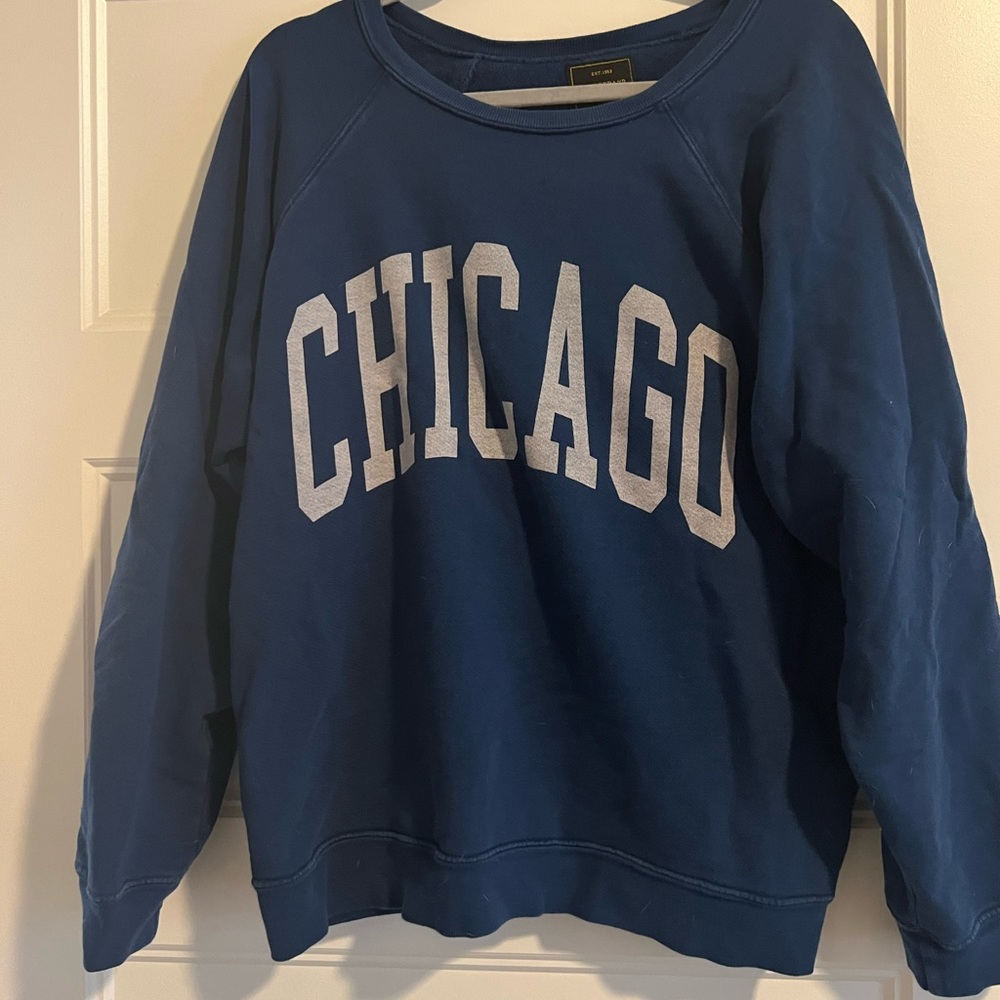 Oversized Chicago sweatshirt.